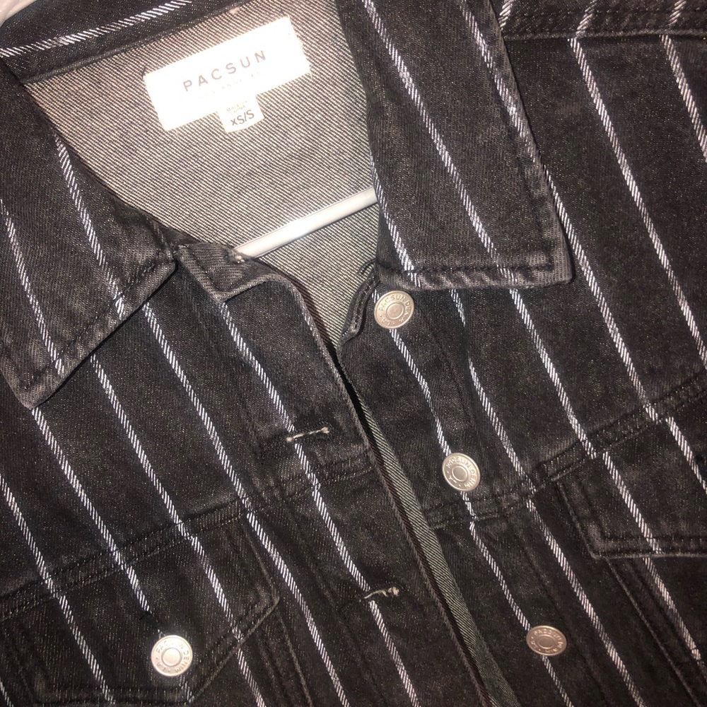 Cropped black denim jacket - Picture 3 of 3